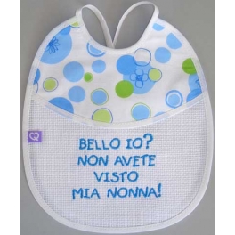 Bavetta con frase ricamata "Bello io? Non avete visto mia nonna!"